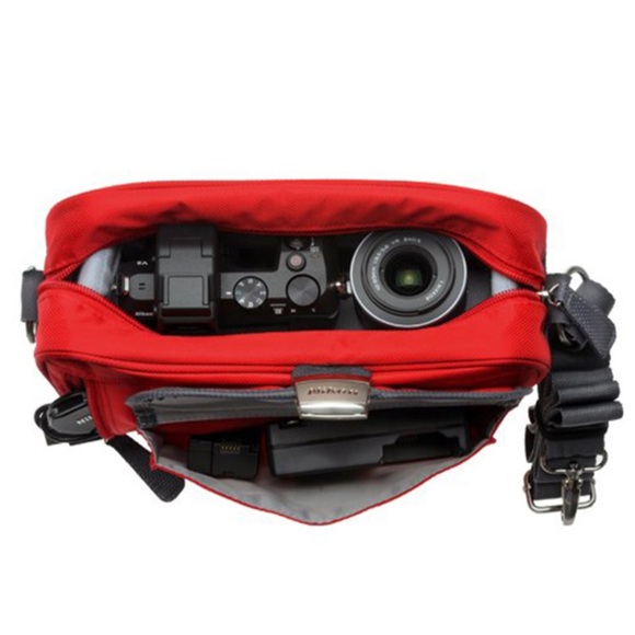Nikon 1 Series Deluxe Digital Camera CASE in Silver - Picture 9 of 10